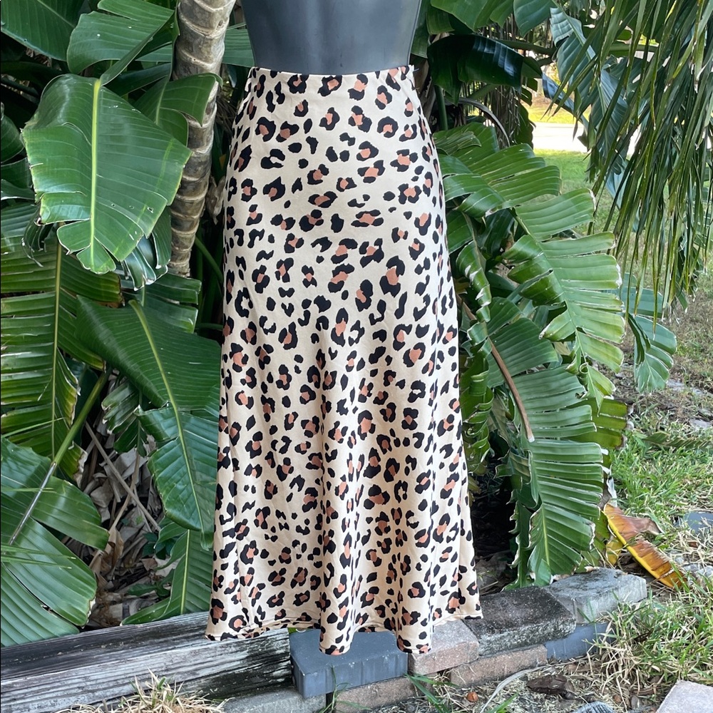 Forever 21 leopard print skirt